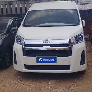 Toyota Hiace putih