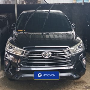 Toyota Innova Reborn hitam